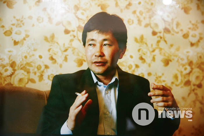 Түүнийг тамхиа нэрээд бодлогошрон суух дуртай байсан гэж  дотны хүмүүс нь ярьдаг